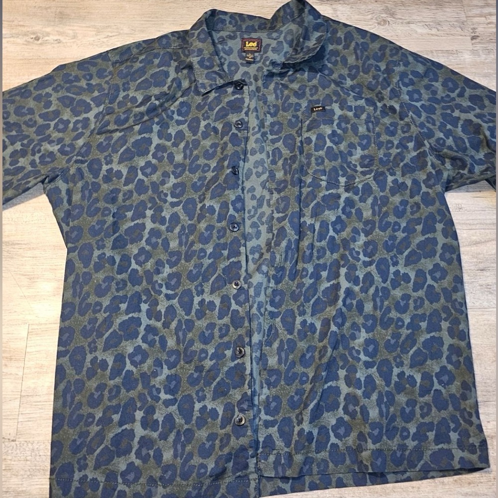 Brand: Lee fun leopard print short sleeve dress shirt